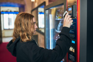 Pagamento contactless con smartphone presso un distributore automatico