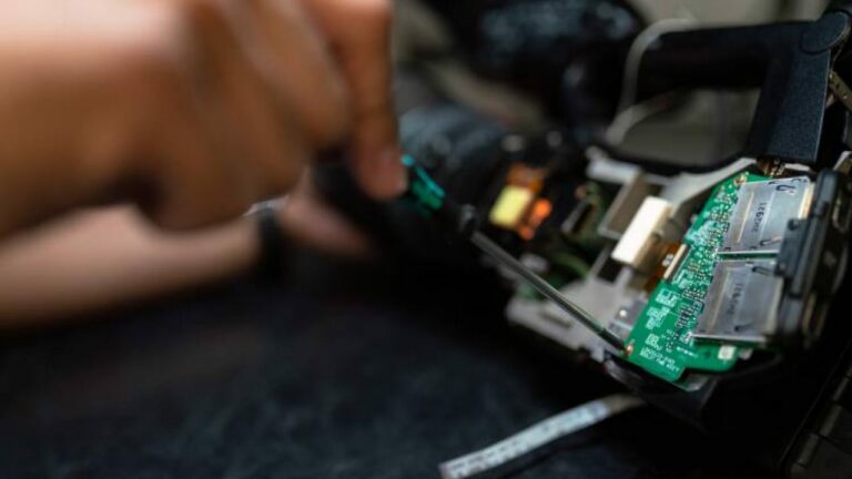 Intervento tecnico sui componenti elettronici di un distributore automatico