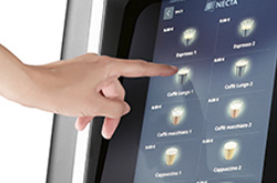 Dettaglio del display touchscreen Necta Opera Touch durante la selezione di una bevanda